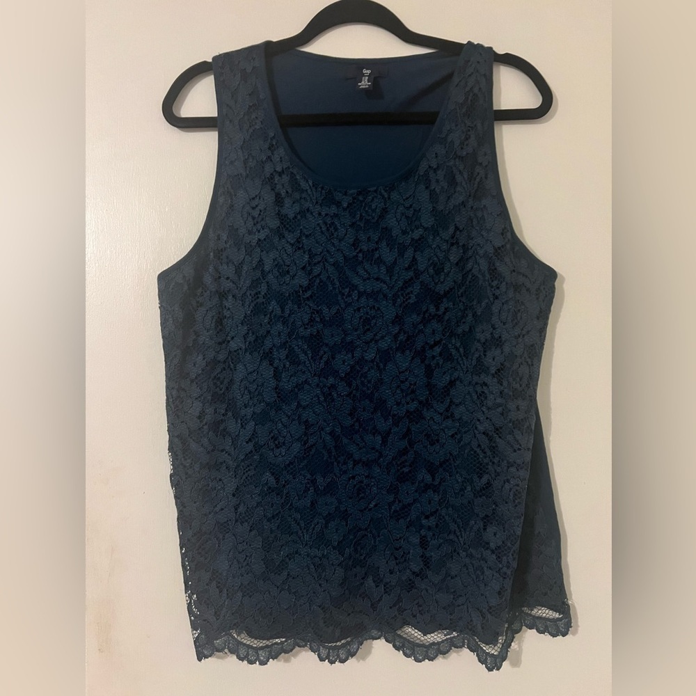 GAP lace top size XL Never been worn (F138)